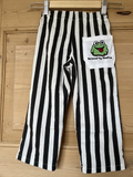 Stribede bukser med broderet frø  – str. 98