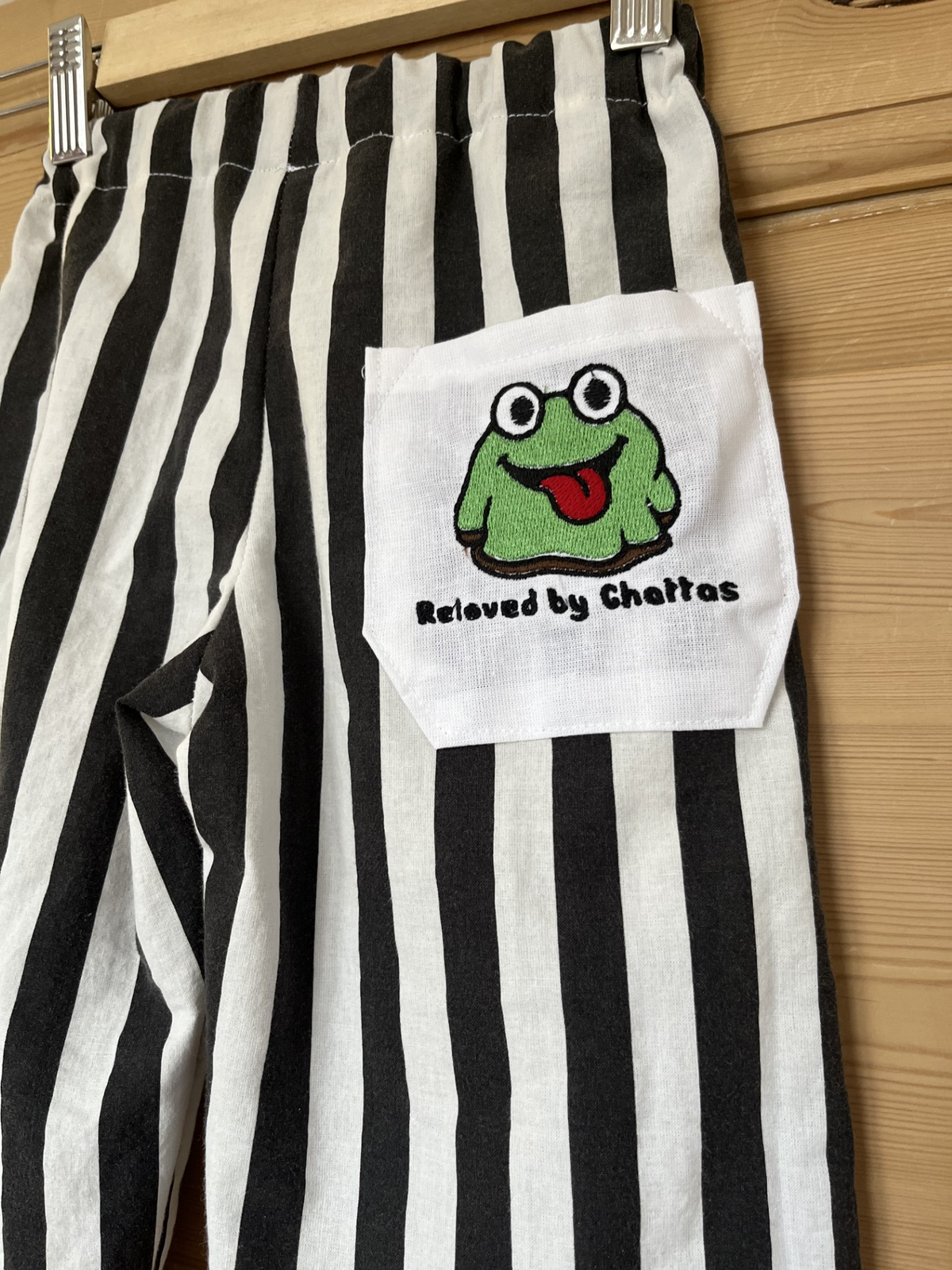Stribede bukser med broderet frø  – str. 98