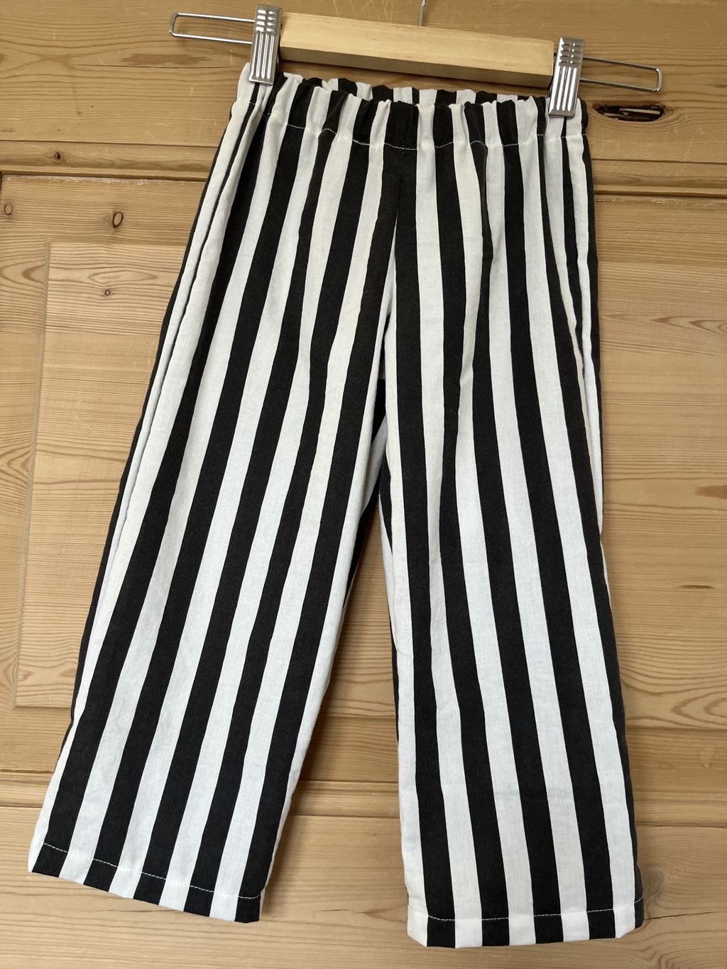 Stribede bukser med broderet frø  – str. 98